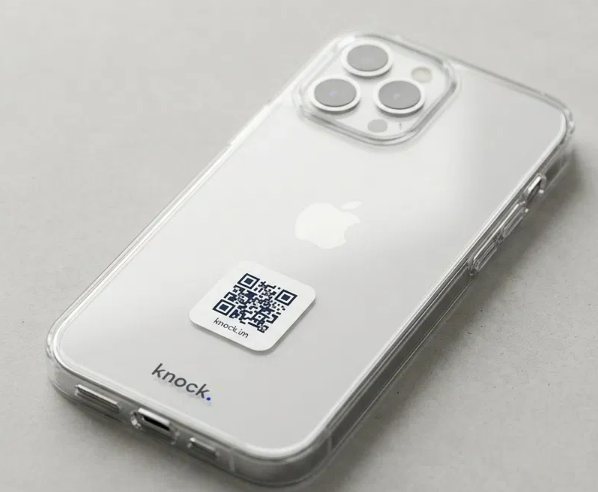QR 플레이트가 붙은 투명 knock. 케이스